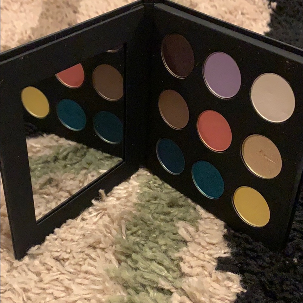 Like new Make Up Forever eyeshadow palette! - Picture 2 of 5